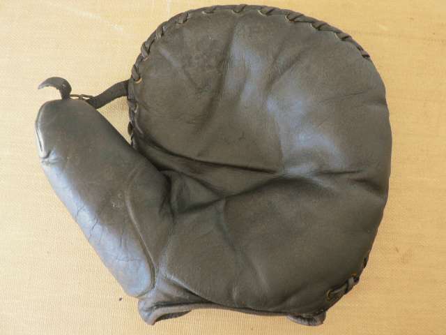 A.J. Reach 4P Buckle Web Mitt Front